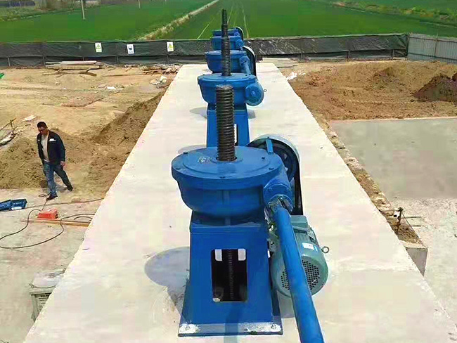 手電兩用雙吊點螺桿啟閉機